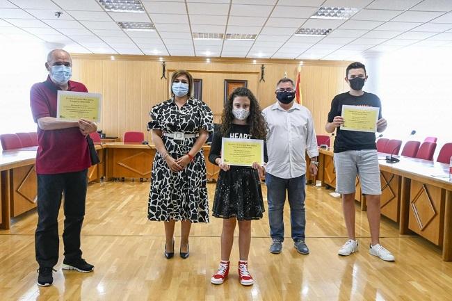 Los lectores premiados, con la alcaldesa y el concejal de Cultura. Los grandes lectores premiados, con la alcaldesa y el concejal de Cultura.