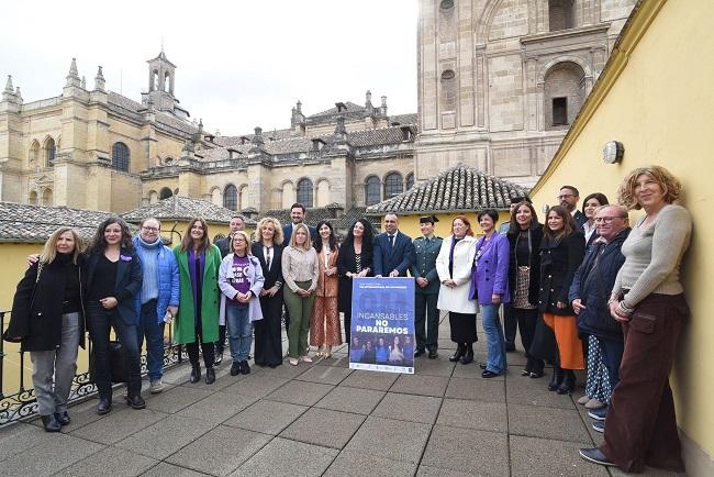 El presidente de la Diputación con diputadas provinciales y representantes de asociaciones.