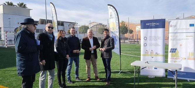 El diputado y el alcalde, con otros representantes municipales, en la visita al campo de fútbol.