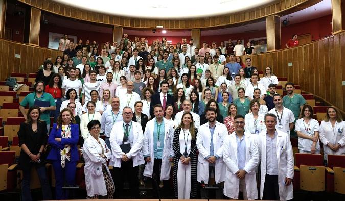 Residentes, tutores y directivos tras el acto de acogida.