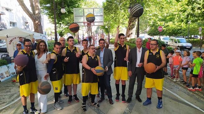 Participantes en la exhibición, junto al alcalde y los concejales.