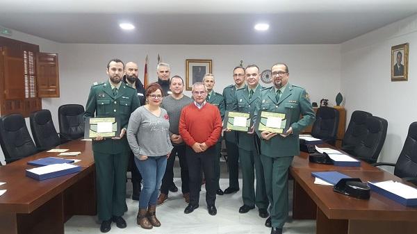 Entrega de las distinciones a los representantes de los cuerpos de seguridad.