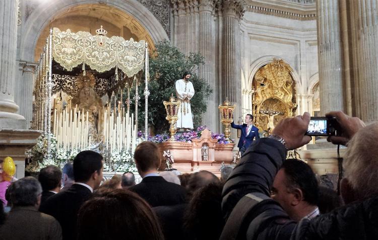 Imagen de archivo de un templo granadino en Domingo de Ramos.