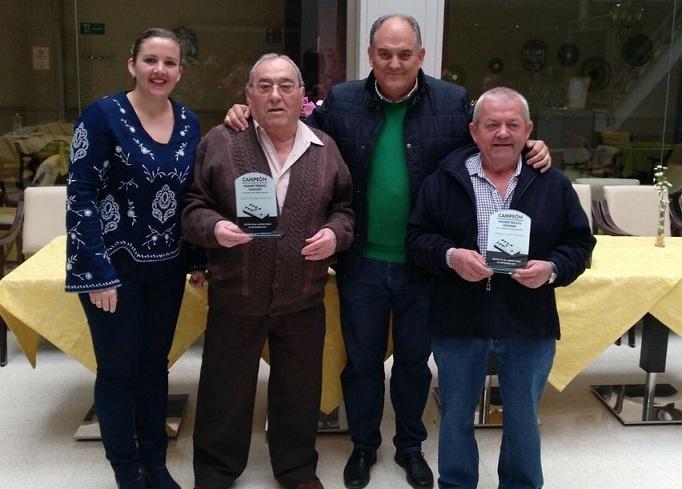 Los ganadores muestran sus trofeos.