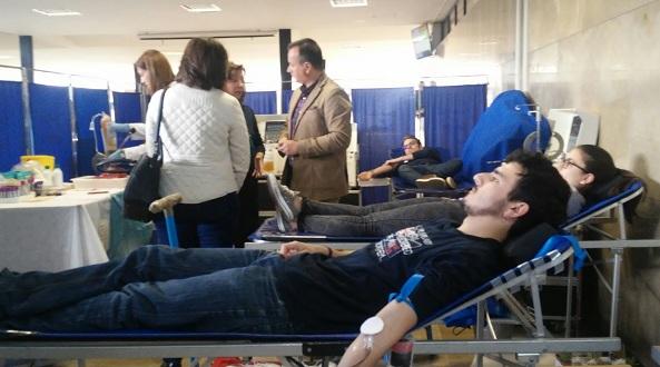 Jóvenes dondando sangre en Ciencias. 