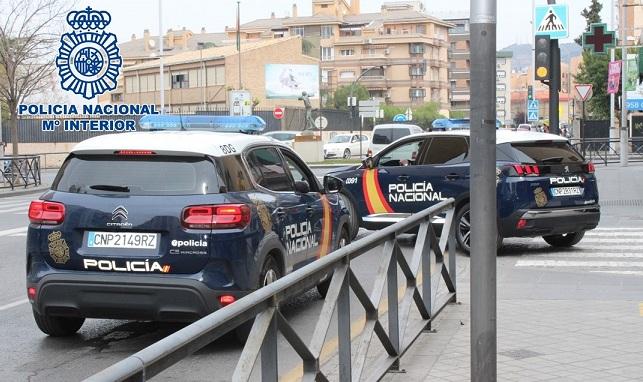 Vehículos policiales en la Avenida de Dílar.