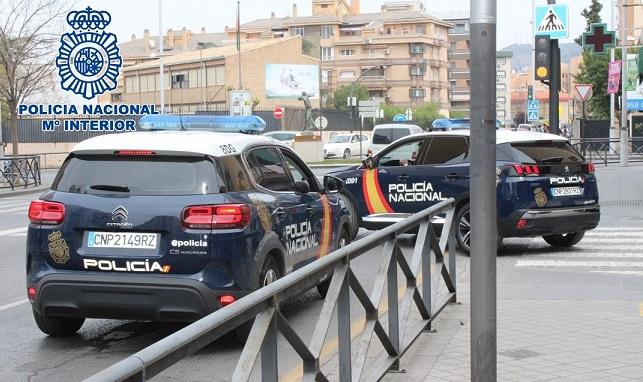 Vehículos policiales en la Avenida de Dílar. 