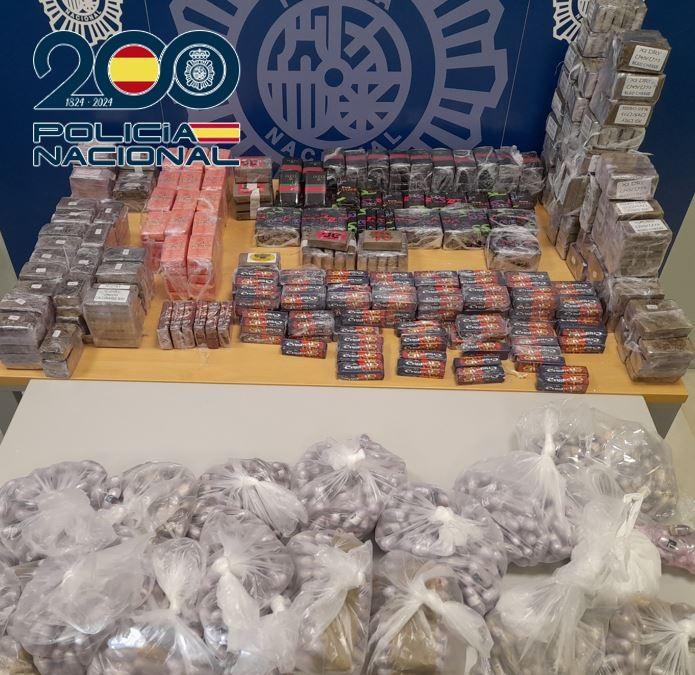 Droga en diversos formatos intervenida por los agentes.