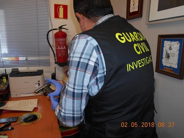 Los agentes intervinieron un arma de fogueo modificada para disparar munición real. Los agentes intervinieron un arma de fogueo modificada para disparar munición real.