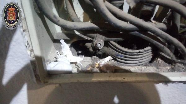 Los detenidos guardaban la droga en un cuadro eléctrico. Los detenidos guardaban la droga en un cuadro eléctrico.