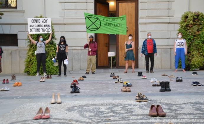 El suelo de la Plaza cel Carmen, cubierto de zapatos este viernes. 