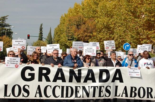 UGT y CCOO se han concentrado en silencio para condenar el último accidente laboral.