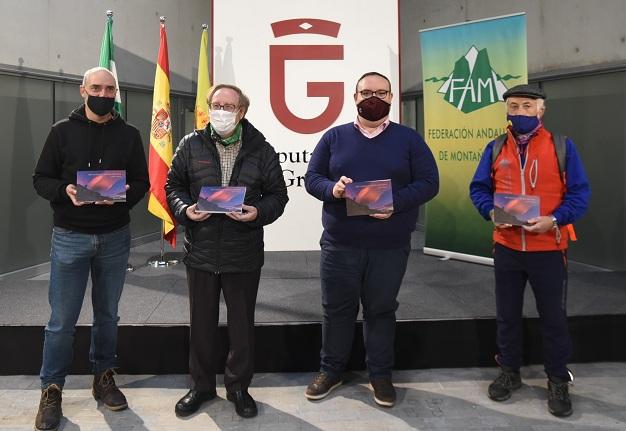 Javier Campos, a la izquierda, en la presentación del libro.  