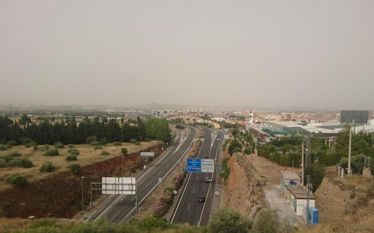 Ronda Sur y boina de contaminación sobre Granada, 