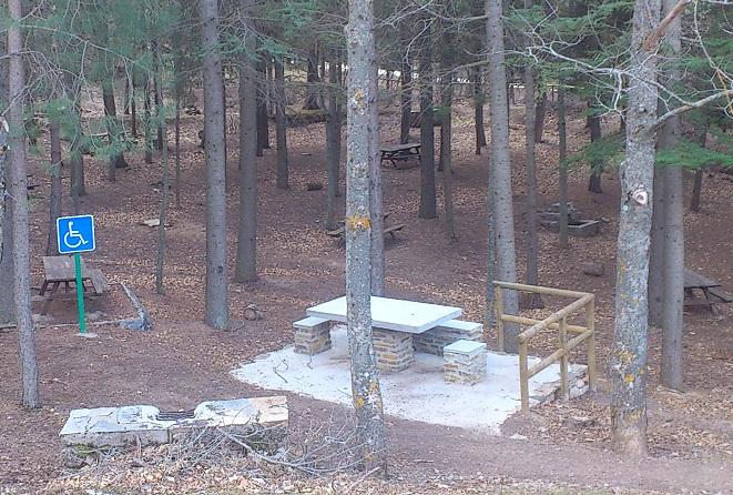 No se pueden hacer barbacoas en las áreas recreativas, como en esta de Canaleja Alta, en la Sierra de Baza.