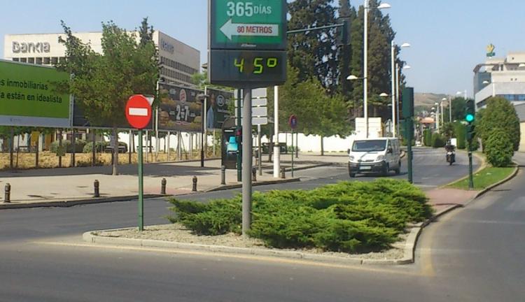 El termómetro de la carretera de Armilla, al sol, llegó este viernes a los 45º