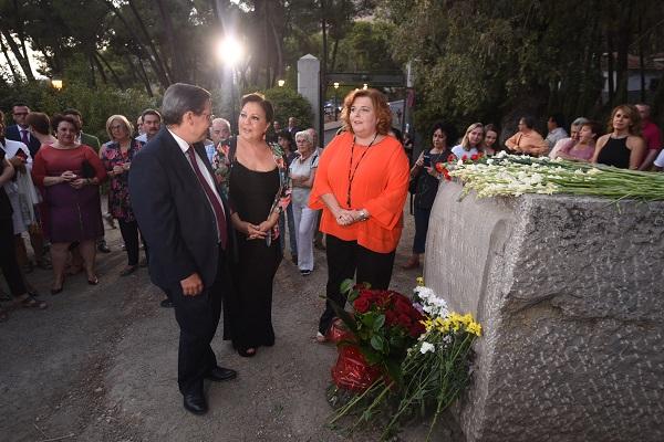 Carmen Linares con José Entrena y Fátima Gómez.