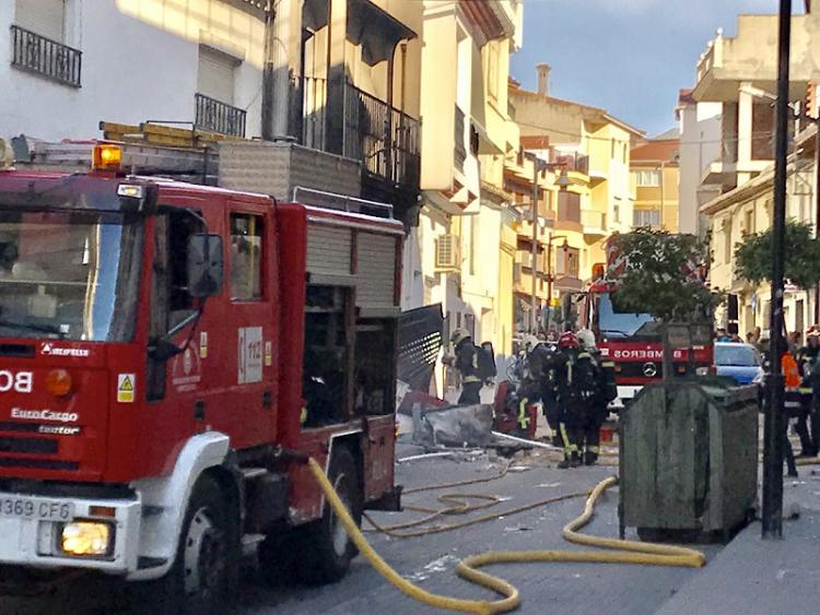 Los bomberos trabajando en el lugar del suceso.