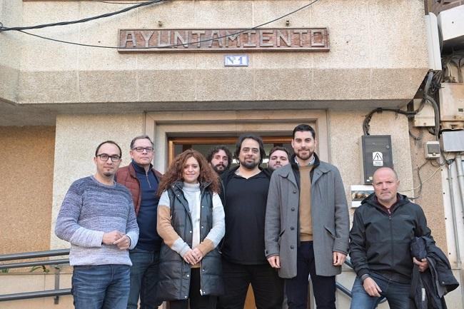 En el centro, el director de cine Sam Molina, junto al alcalde de Dúrcal, Julio Prieto, el periodista Antonio Mansilla, y miembros del equipo de gobierno local y de la productora.