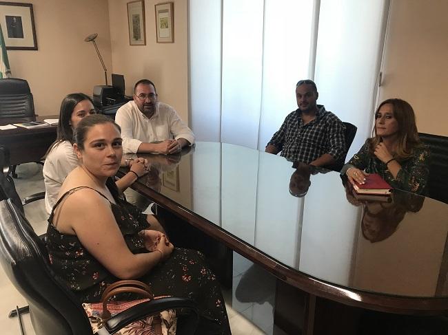 Imagen de la reunión con el delegado de Educación.