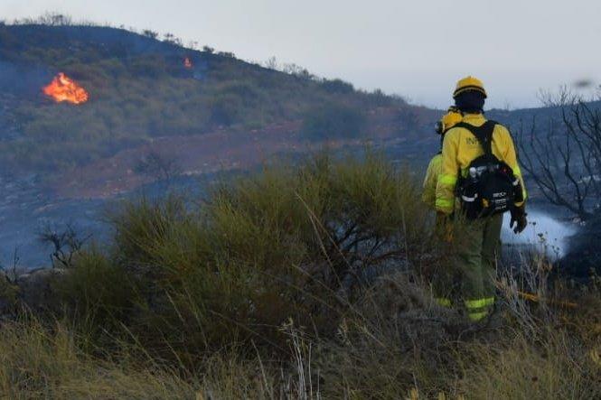 Imagen en la que aún se observan focos del fuego en Gualchos. 