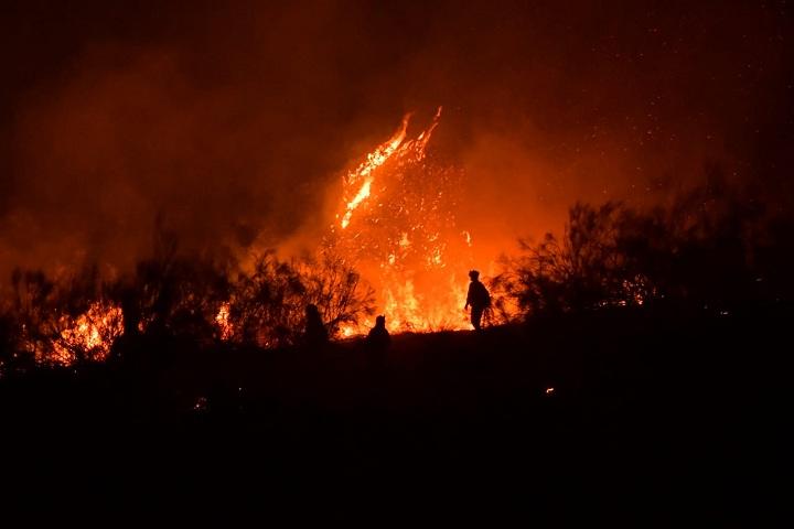 Imagen del fuego, ya caída la noche.