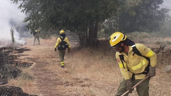 Bomberos del Infoca trabajan en la extinción del fuego en Güéjar Sierra. 