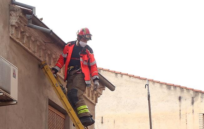 Examen de daños en un edificio por los terremotos. 