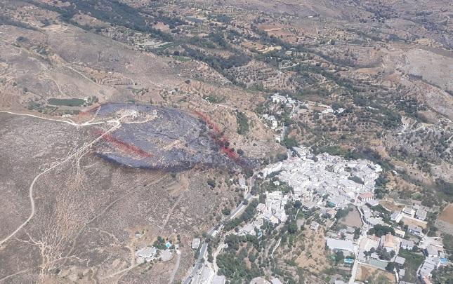 Área afectada por el fuego, muy cerca de las viviendas de Yegen Área afectada por el fuego, muy cerca de las viviendas de Yegen.