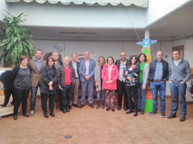 Representantes políticos municipales y autonómicos en su visita al centro.