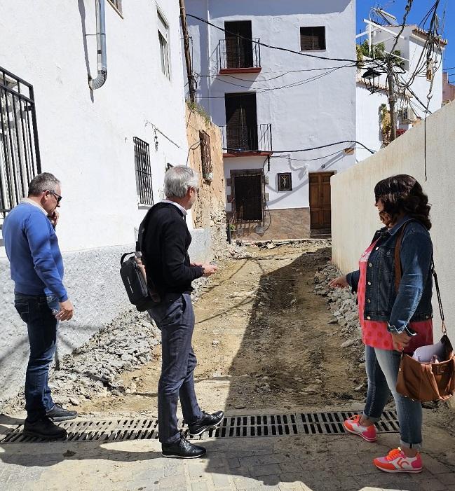 El alcalde de Órgiva (centro) en la visita a las obras. 