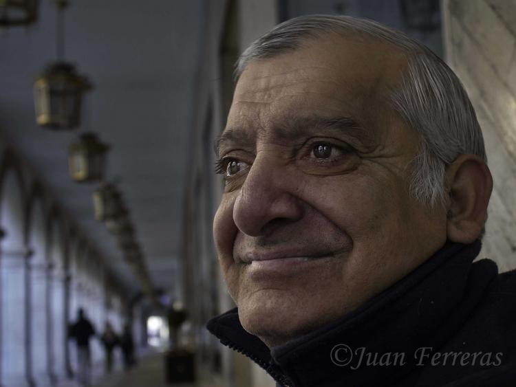 El músico búlgaro con la mirada perdida.