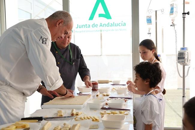 El chef y jefe de Cocina junto a los peques durante la preparación de los hojaldres.