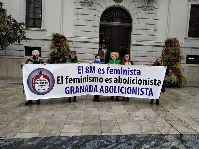 Las representantes de Granada Abolicionista, este jueves en la Plaza del Carmen.