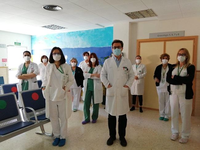 Jorge Fernández Parra, jefe del servicio de Ginecología, con parte de su equipo. Jorge Fernández Parra, jefe del servicio de Ginecología, con parte de su equipo.