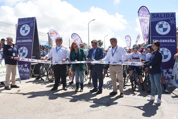 Corte de la cinta inaugural de la prueba en Salobreña. 