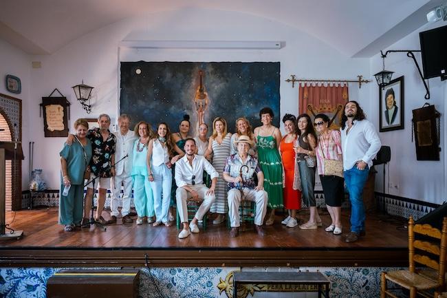 La ministra, junto a artistas locales, resentantes del Consejo Estatal del Pueblo Gitano, de la UGR, así como la directiva de la Peña La Platería