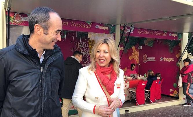 La concejal Pepa Rubia, junto al expositor donde se realizan los talleres.