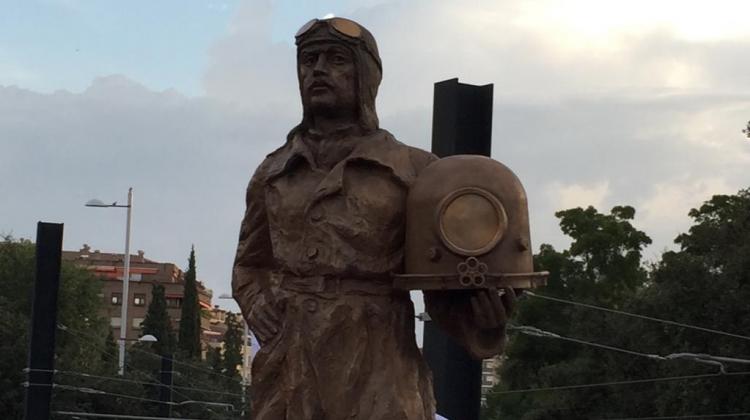 Escultura dedicada a Emilio Herrera inaugurada este año, coincidiendo con el 51 aniversario de su fallecimiento.