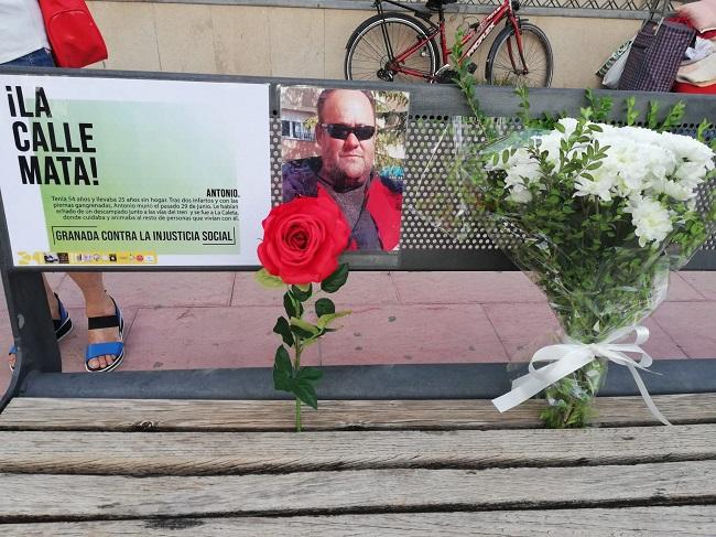 Flores en memoria de Antonio en un banco en La Caleta.