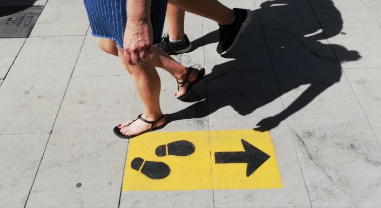 Imagen de la señalización urbana en Granada para garantizar la distancia de seguridad.