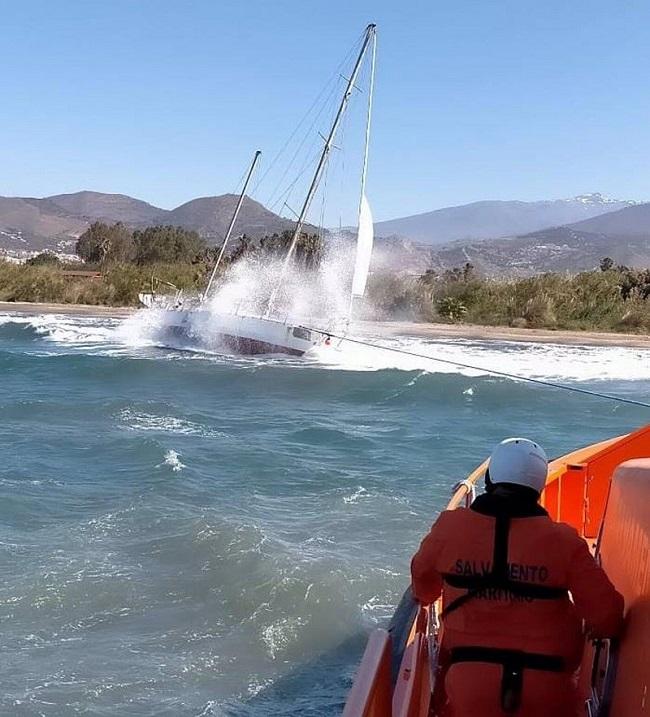 Velero encallado en la bocana del Puerto de Motril.