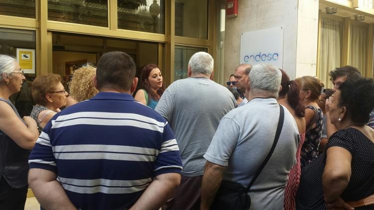 Vecinos y vecinas de La Paz conversan con Jemi Sánchez a las puertas de Endesa.