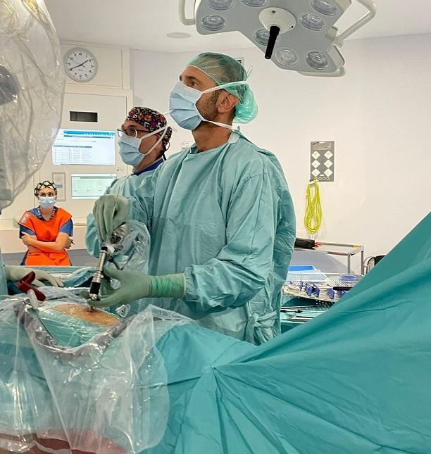 El jefe de la unidad de columna, Antonio Pérez, durante una operación.