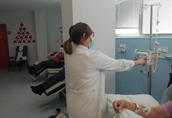 Una enfermera administra un tratamiento en el Hospital de Día.