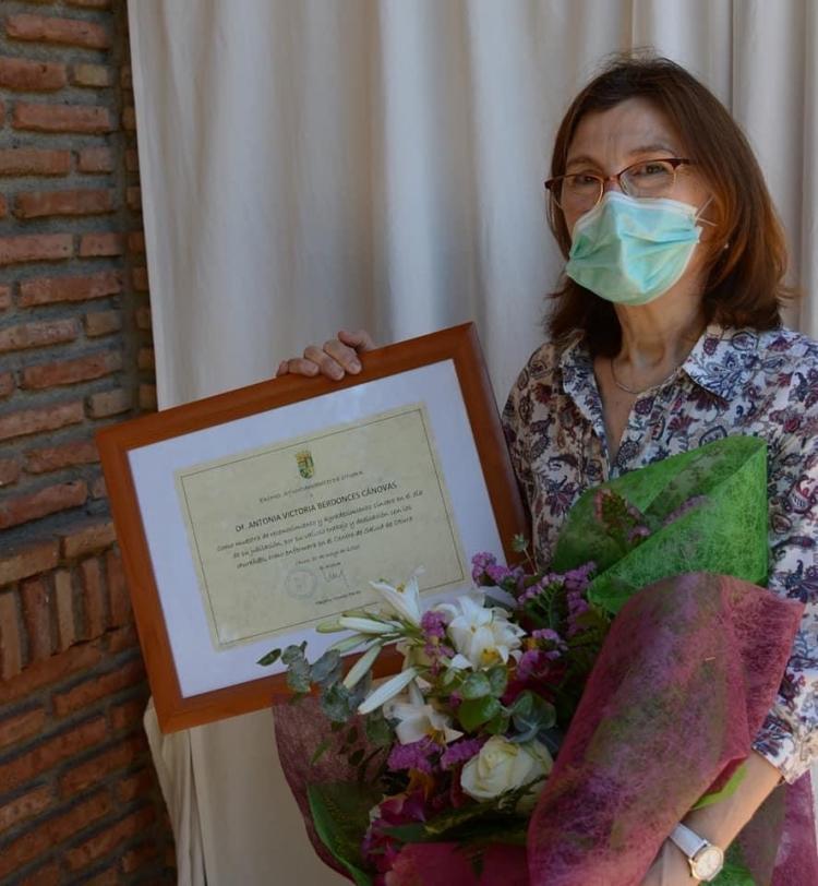 Toñi Berdonces, con la placa de reconocimiento entregada por el municipio de Otura. La enfermera Toñi Berdonces.