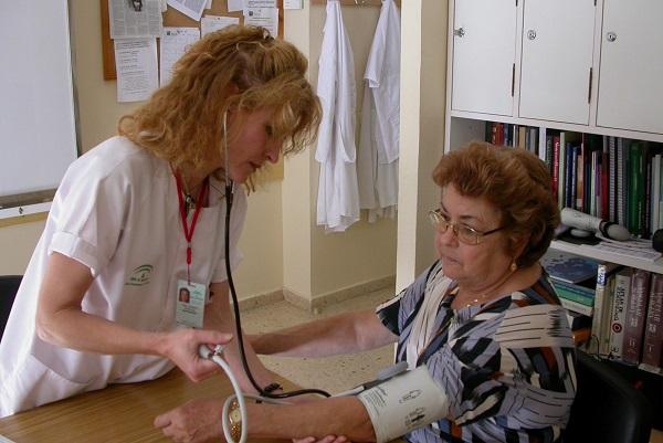 Una enfermera atiende a una paciente.