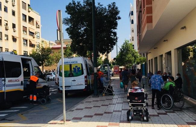 Pacientes de diálisis esperan turnos a las puertas de un centro de diálisis concertado con la Junta.