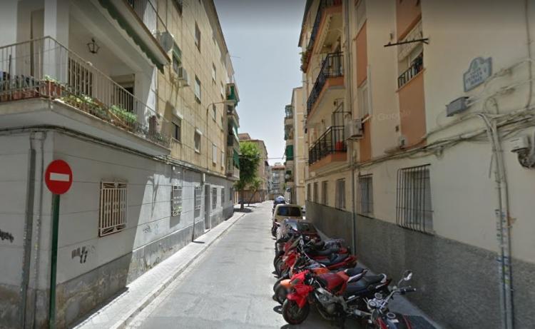 El suceso ha ocurrido en la calle Entrala y Durán, en La Chana. El suceso ha ocurrido en la calle Entrala y Durán, en La Chana.