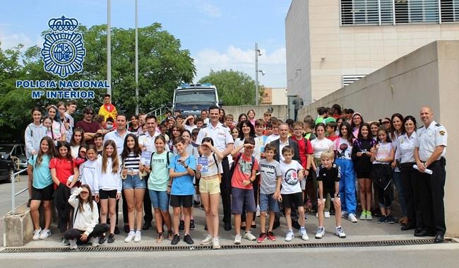 El alumnado posa en la sede de la Policía Granada con sus carnés.